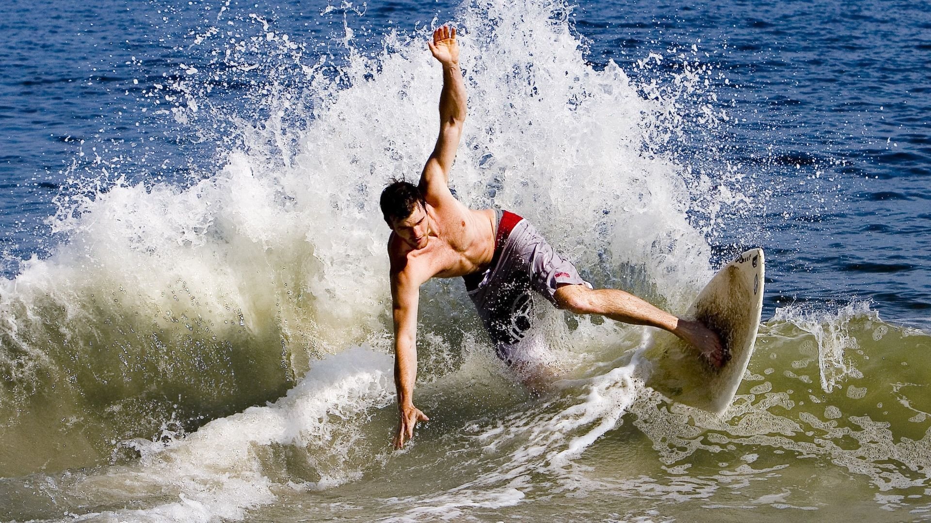 AYX体育-弗朗索瓦·霍尔茨豪伊泽：突破防线无所畏，展现南非队的多样进攻方式